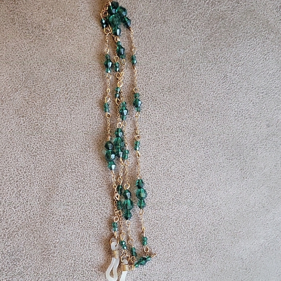 Jewelry - Elegant Green Beaded Glasses Chain